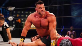 AEW wrestler Brian Cage váhá s podpisem nového kontraktu, Zájem má také WWE