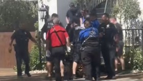 Video zachycující, jako záchranáři odvážejí Hulka Hogana z jeho domu