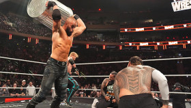 SPOILER: Kontroverzní závěr Street Fight zápasu o WWE World Tag Teamové tituly