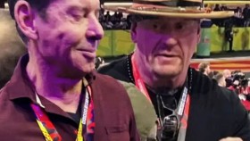 Undertaker obhajuje účast na Super Bowlu s Vincem McMahonem