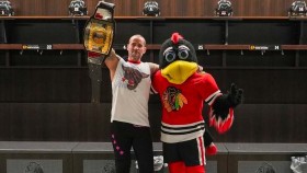 CM Punk dostal vlastní Chicago Blackhawks titul od maskota Tommyho Hawka