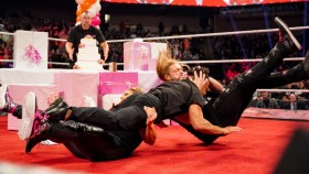 Beth Phoenix a Edge vzdali hold členům Síně slávy WWE v RAW