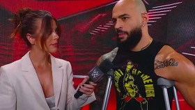 Ricochet se v RAW objevil o berlích, Wrestlingový seriál Heels byl zrušen 