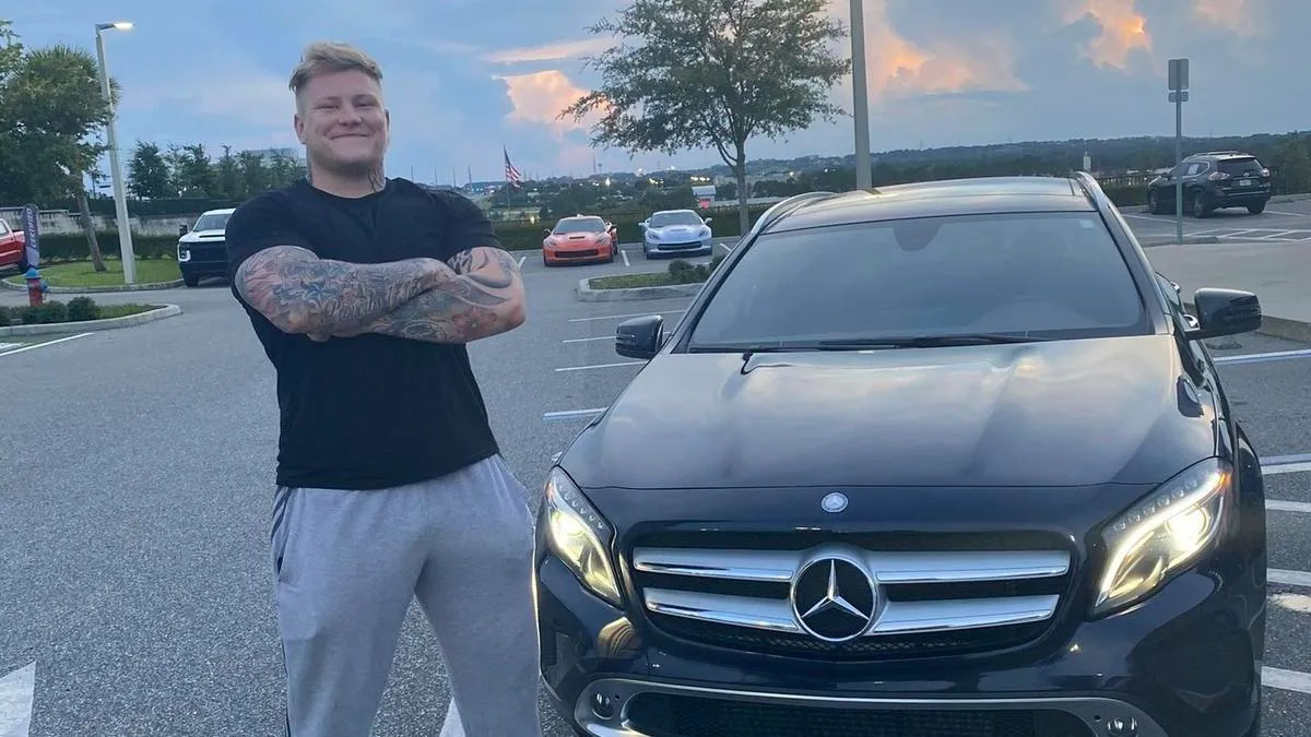 Parker Boudreaux se svým novým autem značky Mercedes-Benz