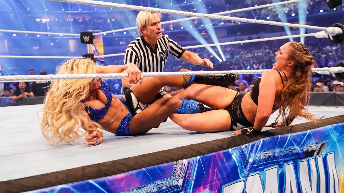 Charlotte Flair vs. Ronda Rousey (Foto: WWE)