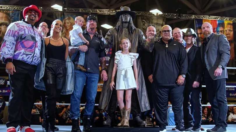 Odhalení sochy Undertakera v jeho životní velikosti