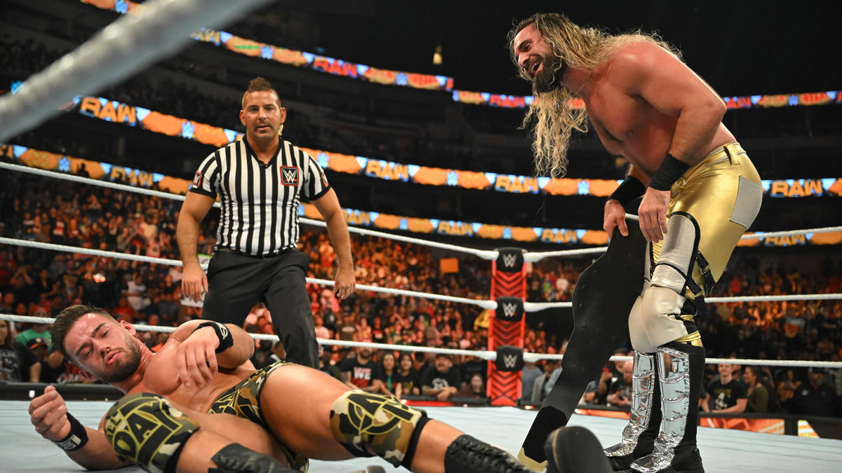 Austin Theory vs. Seth Rollins