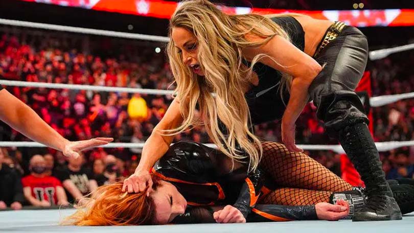 Becky Lynch vs. Trish Stratus