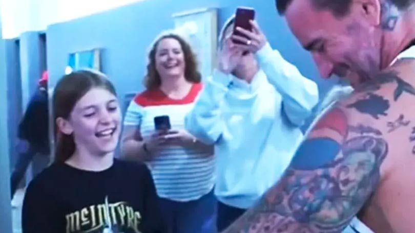 CM Punk podepsal mladé fanynce transperent „CM hovínko”