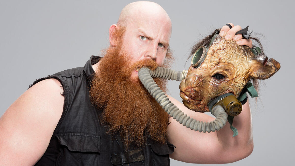 Proč byl Erick Rowan ve WWE Performance Center?