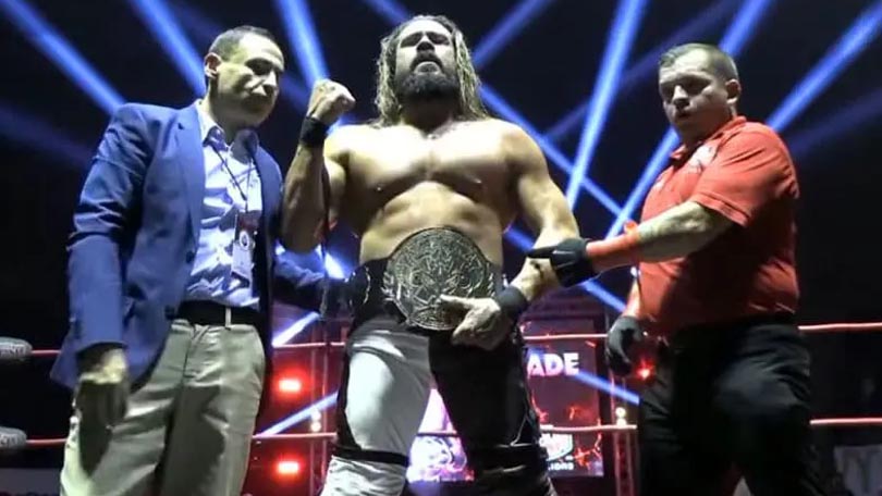 Andrade vyhrál titul v prvním zápase po odchodu z WWE