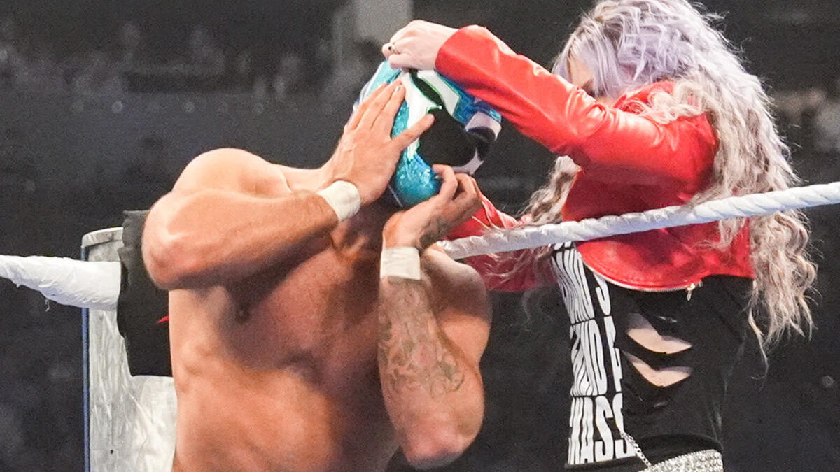 Hvězda WWE přišla o masku během zápasu ve včerejším SmackDownu