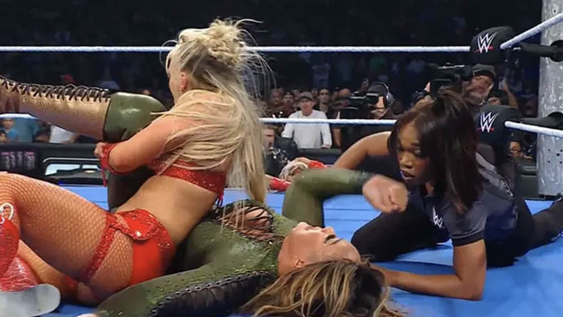 Rozhodčí WWE reagovala na kritiku za zpackaný závěr hlavního taháku SmackDownu