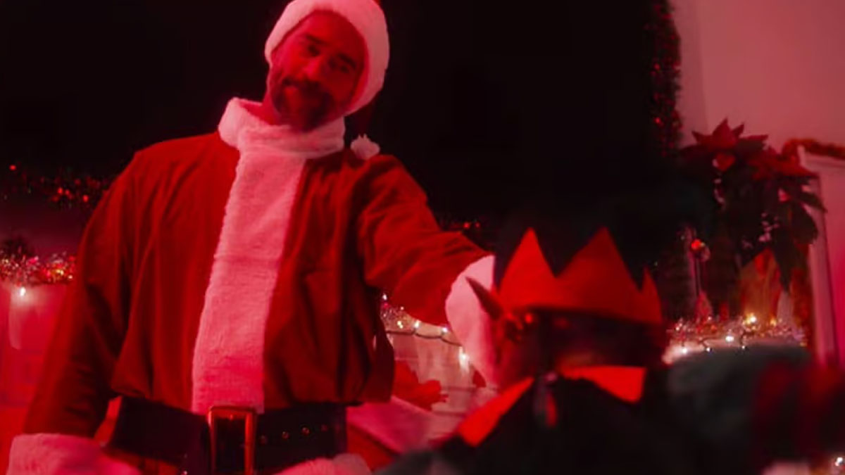 CM Punk bojuje jako Santa Claus proti zlým elfům ve vánočním hudebním videu
