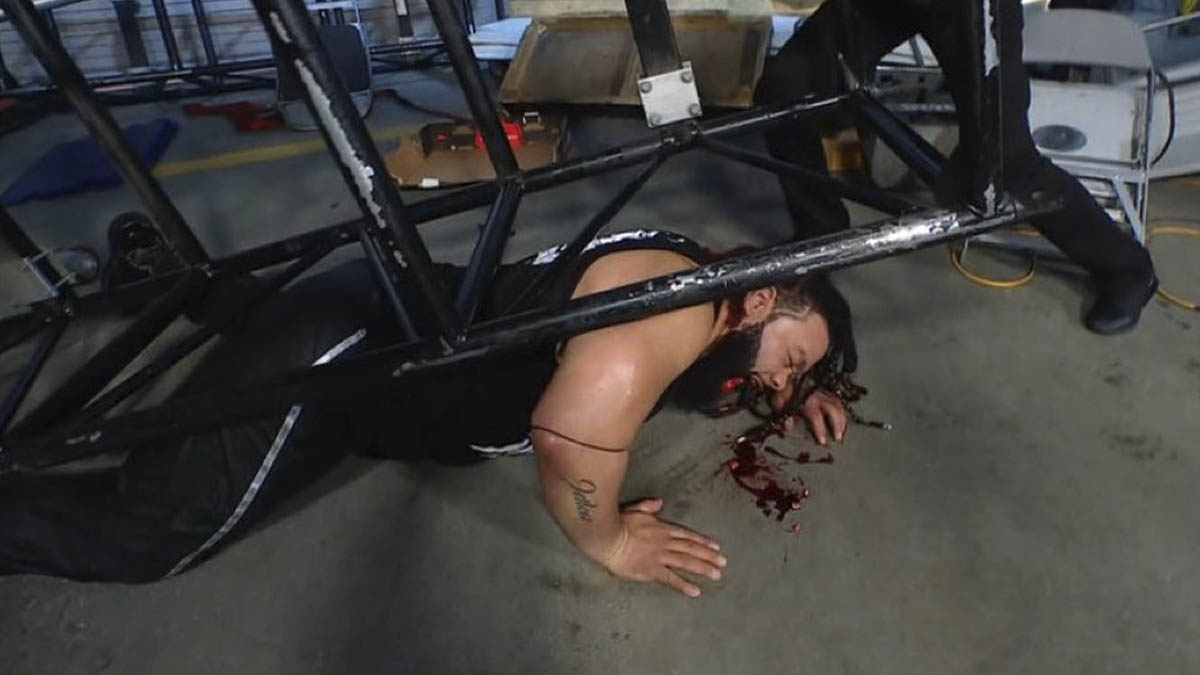 Jacob Fatu krvácel a přišel o zuby během útoku ve včerejším SmackDownu