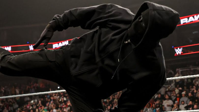 SPOILER z WWE RAW: Maskovaný útočník je zpět