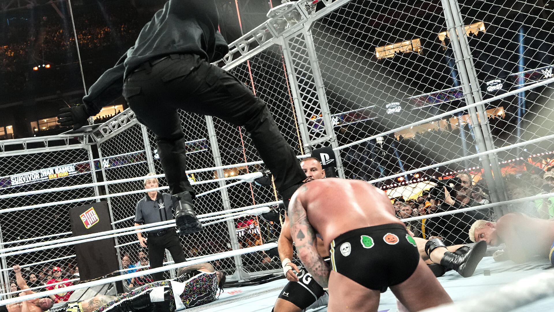 Kdo je tajemný útočník, který napadl CM Punka na Survivor Series podle WWE?