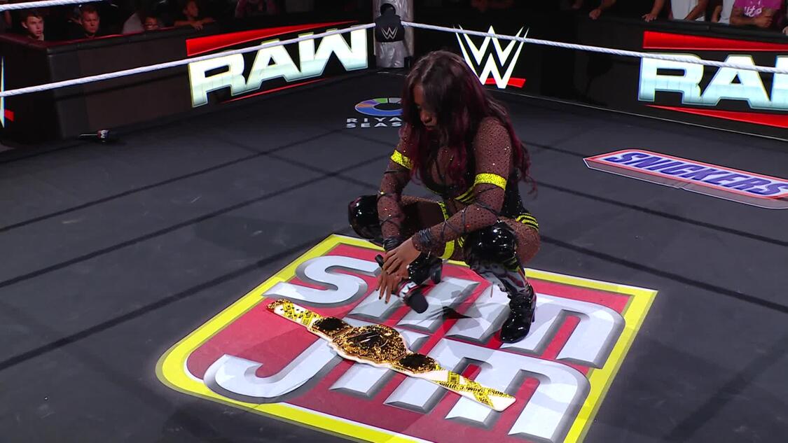 Naomi oznámila v pondělní show RAW, že je těhotná a vzdala se titulu