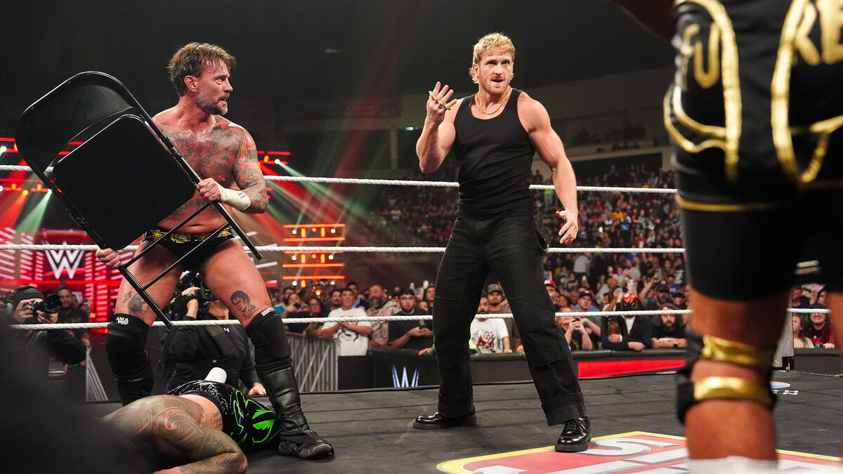 Logan Paul tvrdí, že ho bolí varlata poté, co ho Bron Breakker nechtěně kopl