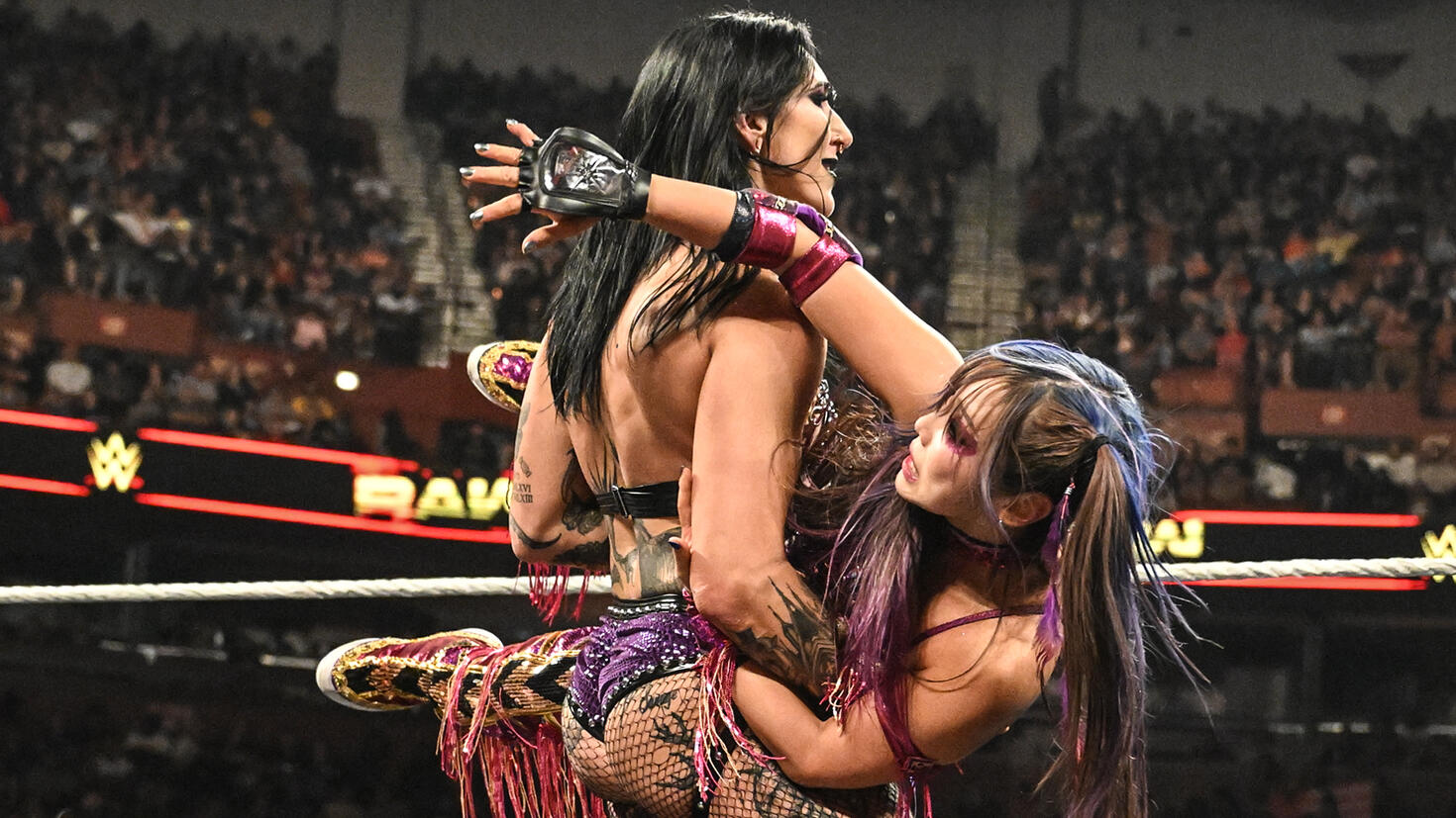WWE musela kvůli zranění změnil plán pro závěr zápasu ve včerejší show RAW