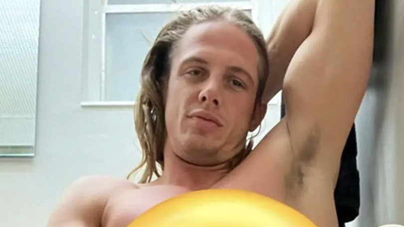 Matt Riddle zveřejnil nahou fotografii ze záchodu, aby propagoval svůj účet na OnlyFans