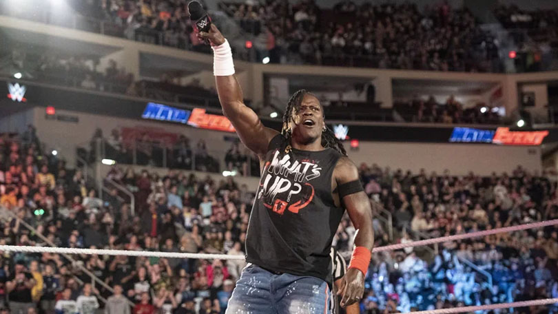 Skandování fanoušků „My chceme R-Trutha” během show WWE RAW