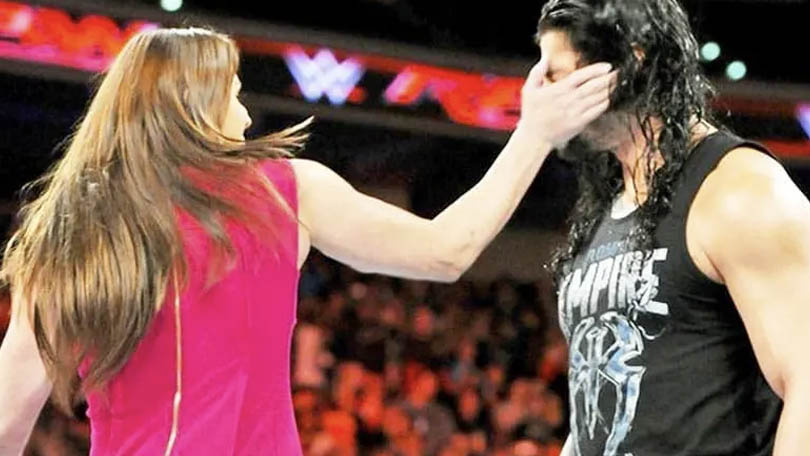 Stephanie McMahon svou fackou skutečně zranila Romana Reignse