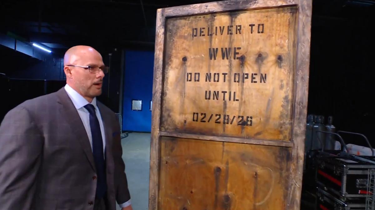 V show RAW se objevila tajemná bedna s datem Elimination Chamber