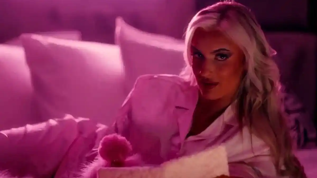 Z chystaného debutu Blake Monroe se začíná stávat internetový vtip