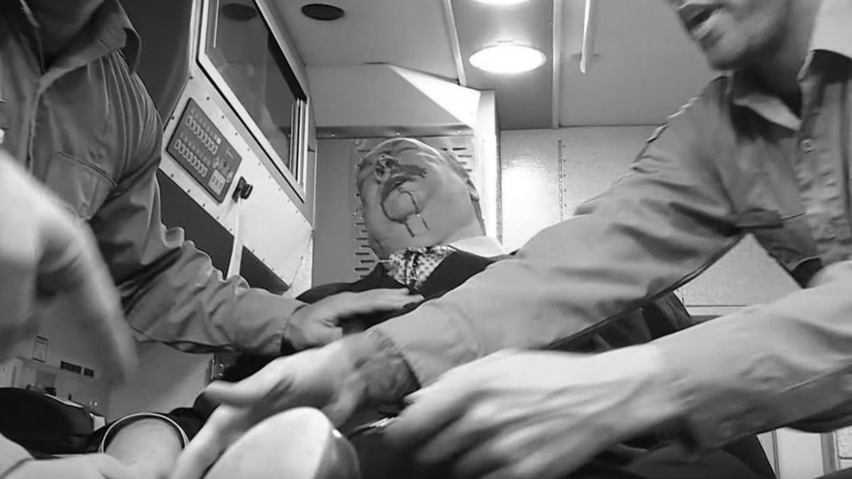 SPOILER: Zakrvácený Paul Heyman byl odvezen sanitkou po brutálním útoku v show RAW