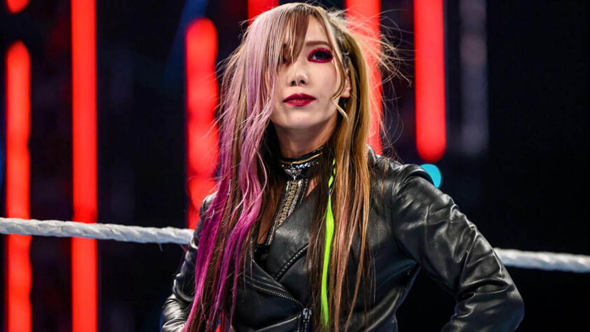 Skandování fanoušků „We Want Kairi” během zápasu v show WWE RAW