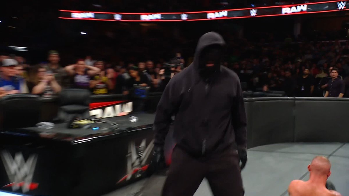 SPOILER: Maskovaný útočník se objevil v show RAW