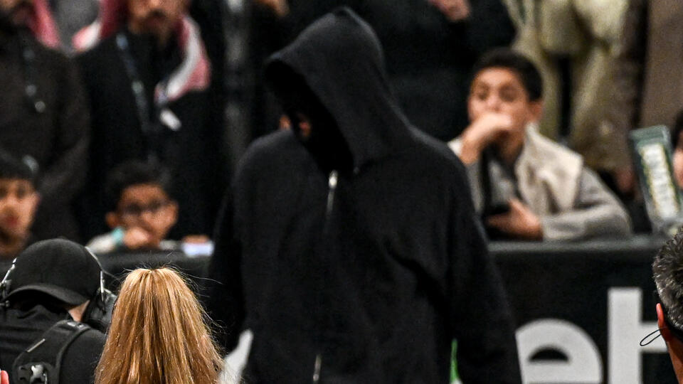 Spekulace o možné identitě maskovaného muže, který napadl Brona Breakkera