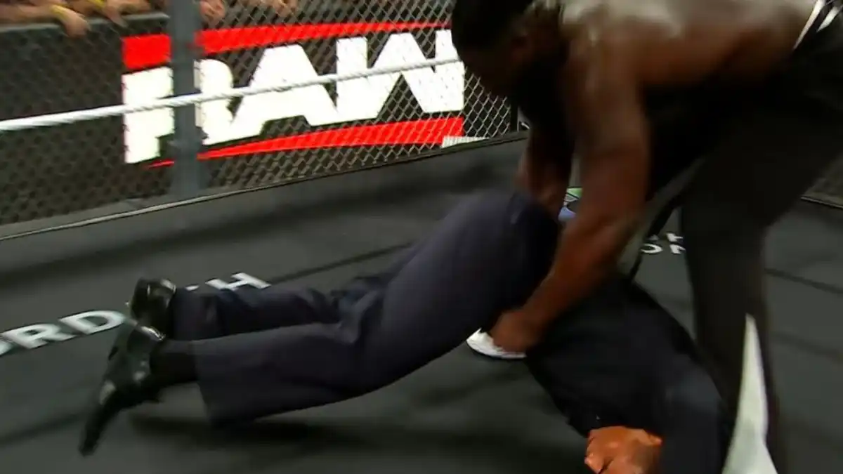 Oba Femi pohotovou reakcí pravděpodobně zabránil zranění v show WWE RAW