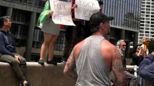 CM Punk na protestu „No Kings Day” v Chicagu
