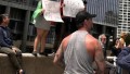 CM Punk na protestu „No Kings Day” v Chicagu