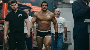 The Rock jako Mark Kerr ve filmu Smashing Machine